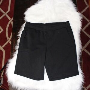 Tahari, pull on side slant pockets black  shorts